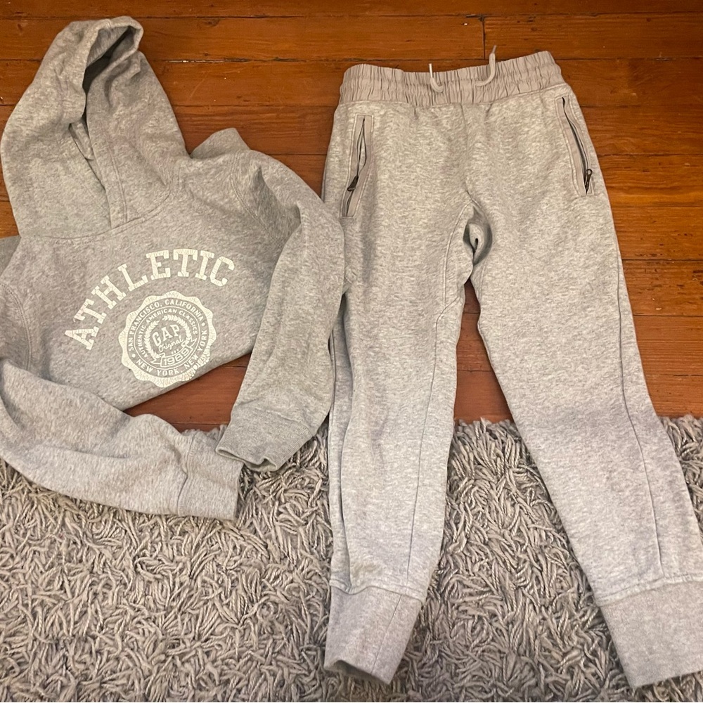Gap kids hoodie and sweat pants size small 6-7